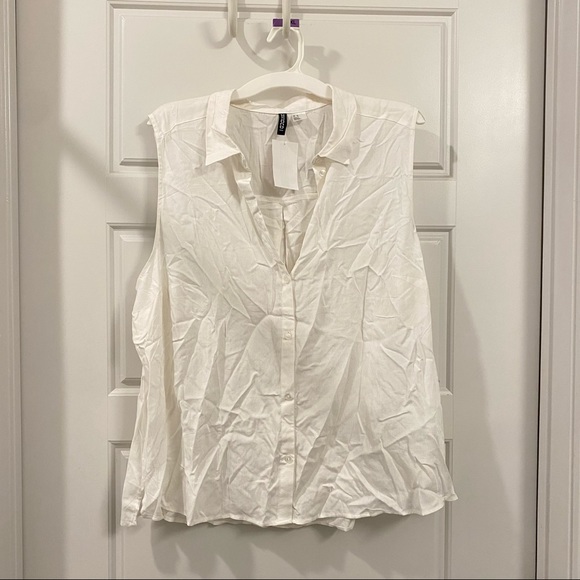 ✨SOLD✨ H&M divided sleeveless button up - Picture 5 of 6